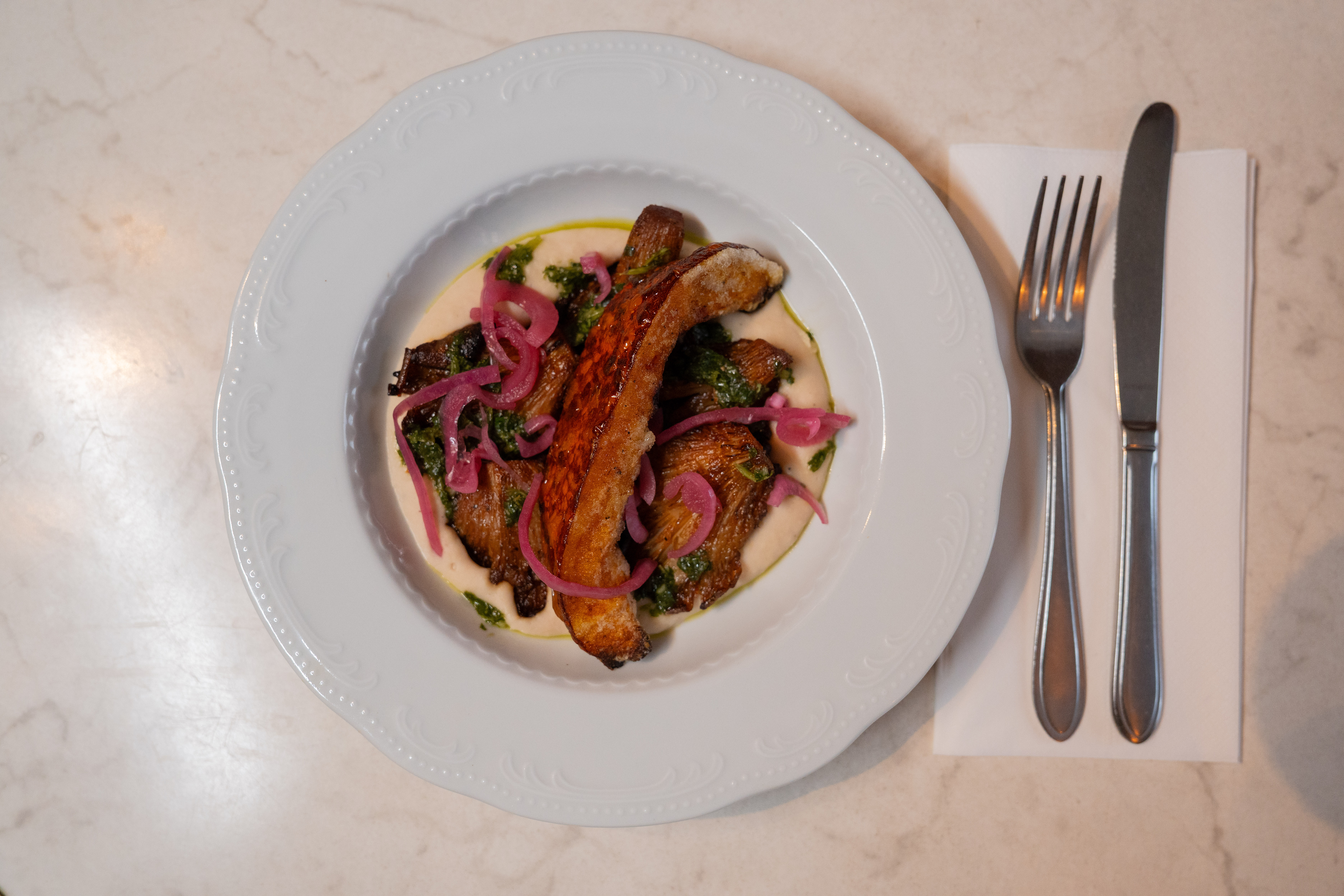 Oesterzwam met bonencrème, chimichurri, zure ui en krokante pompoen